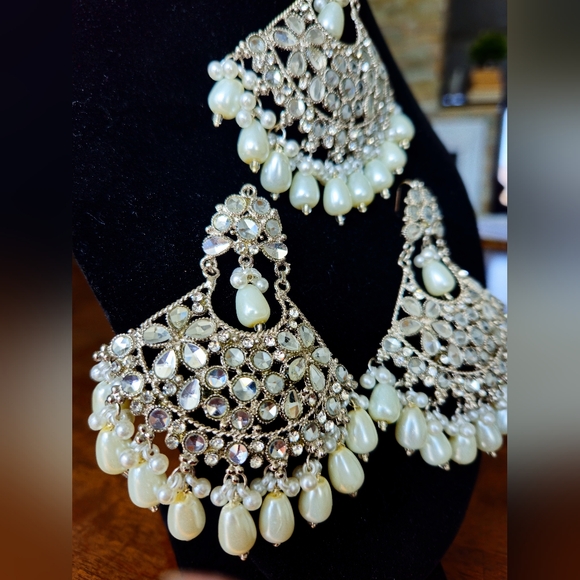 NWT White jhumka earrings set/ set of 3/ teeka & jhumka set/ INDIAN JEWELRY SET - Picture 2 of 9